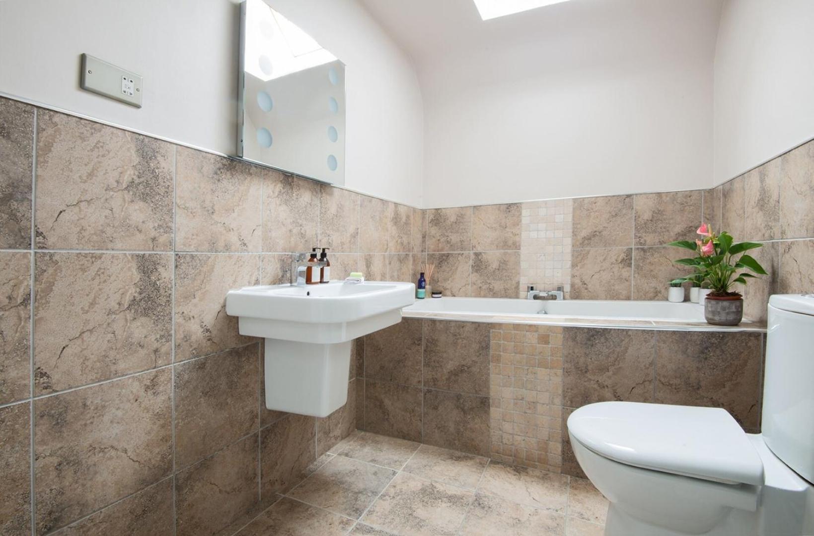 Charming 2 Bedroom Flat In The Heart Of Kirriemuir Exterior foto