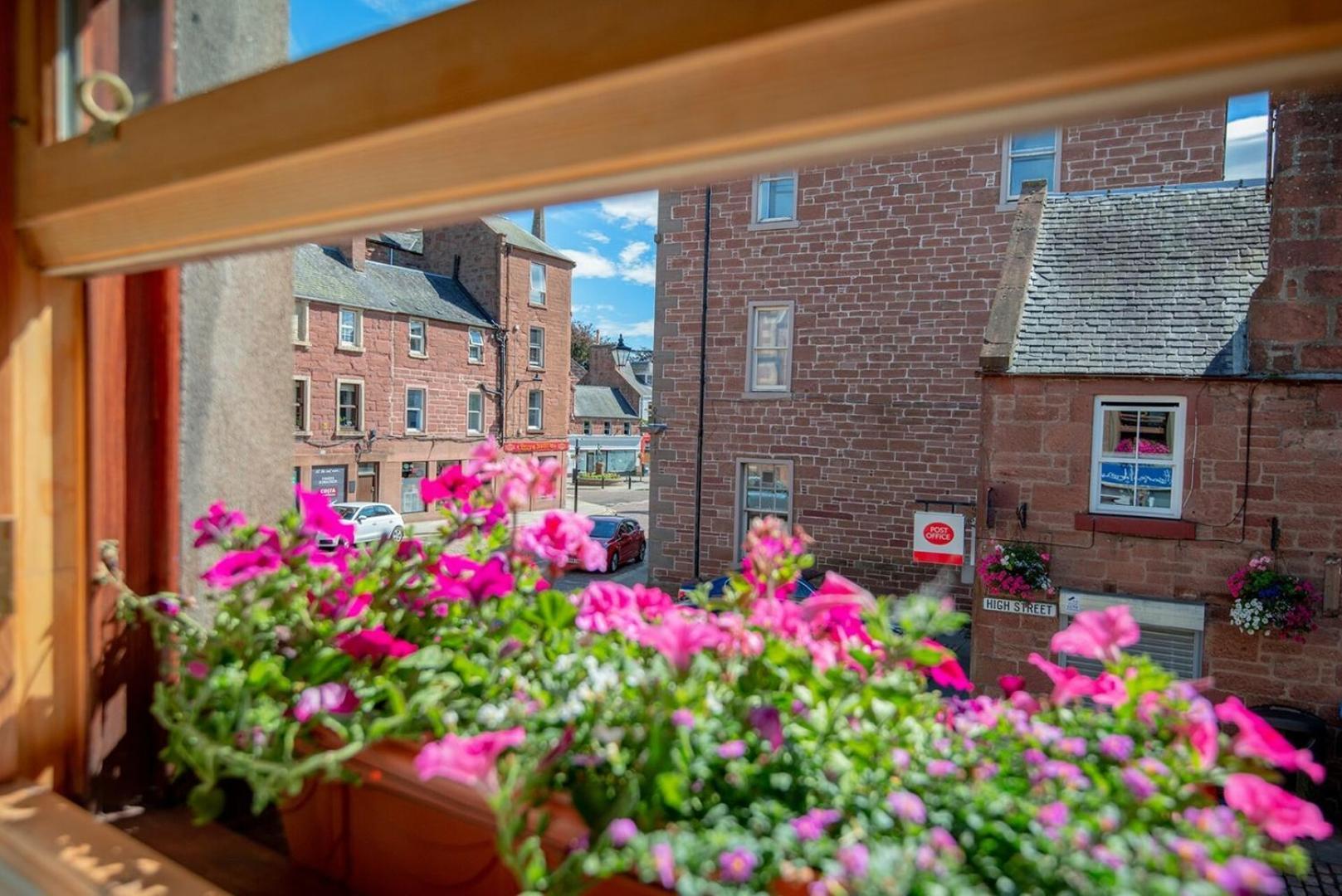 Charming 2 Bedroom Flat In The Heart Of Kirriemuir Exterior foto
