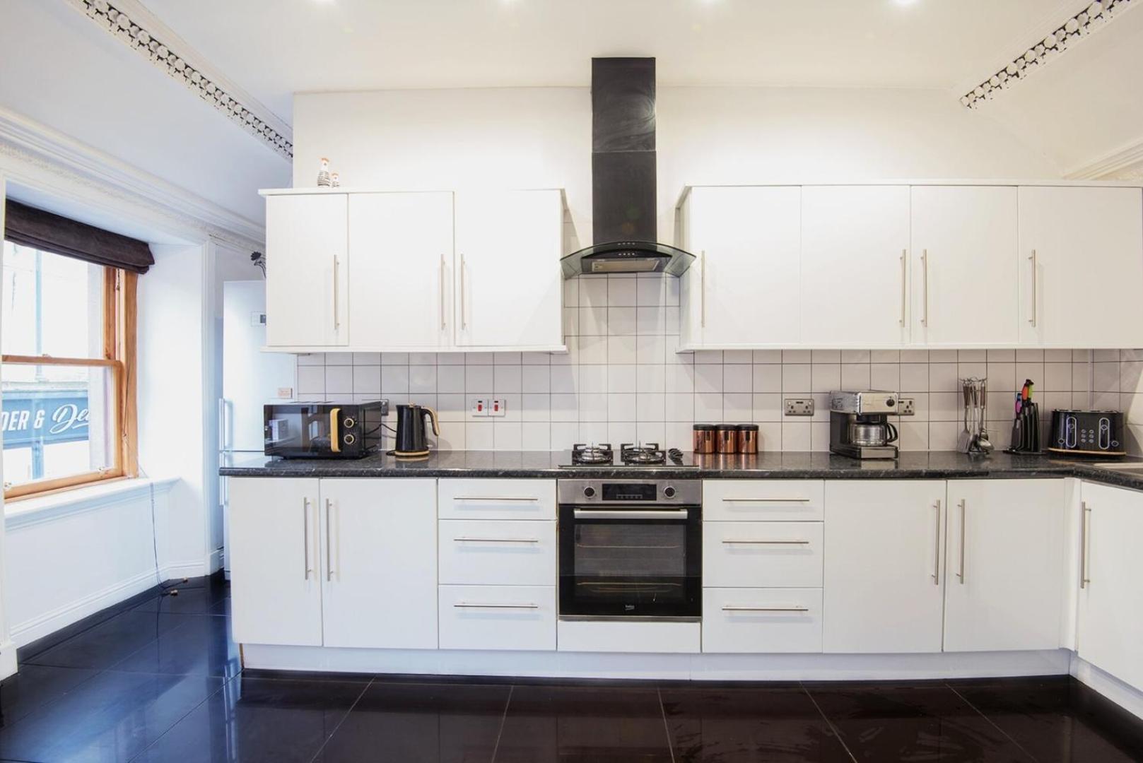 Charming 2 Bedroom Flat In The Heart Of Kirriemuir Exterior foto